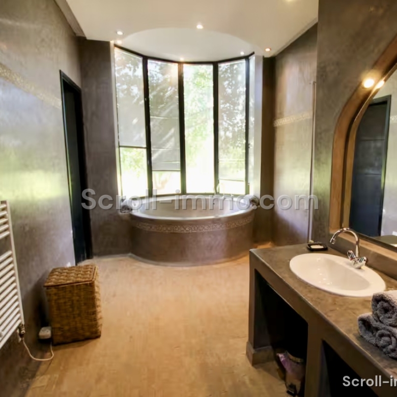 Très beau domaine de 12000 m2, villa 4 suites
