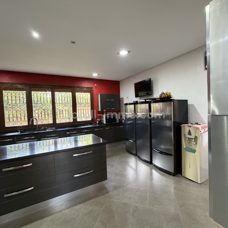 Villa 700m2 sur Parcelle de 2100m2 – Palmeraie