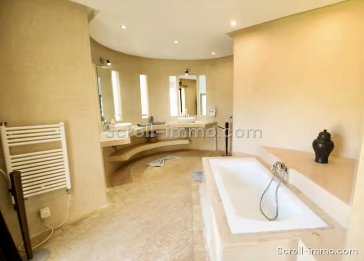 Très beau domaine de 12000 m2, villa 4 suites