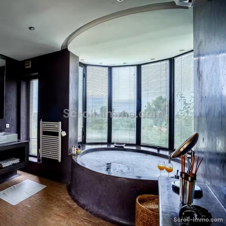 Très beau domaine de 12000 m2, villa 4 suites