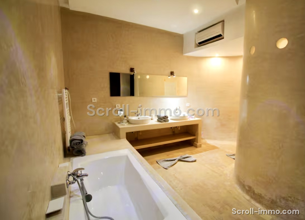 Très beau domaine de 12000 m2, villa 4 suites