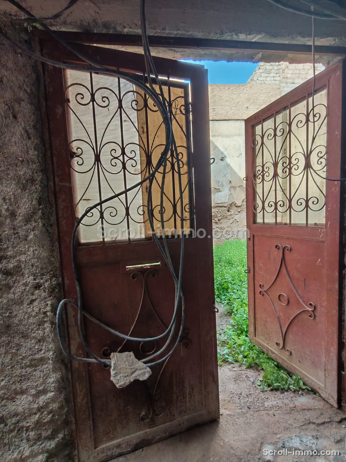 Terrain 100m² en ruine Melkia – Quartier Laksour