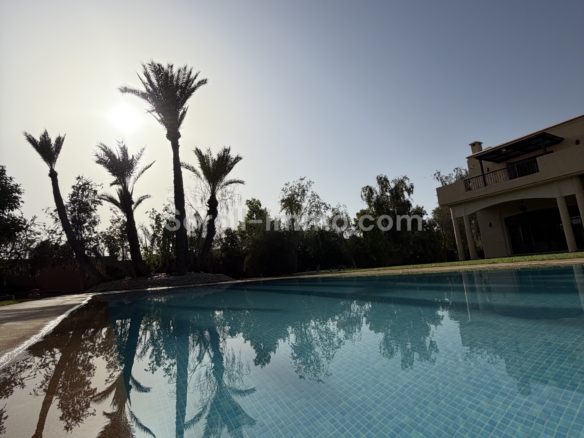 Villa 700m2 sur Parcelle de 2100m2 – Palmeraie