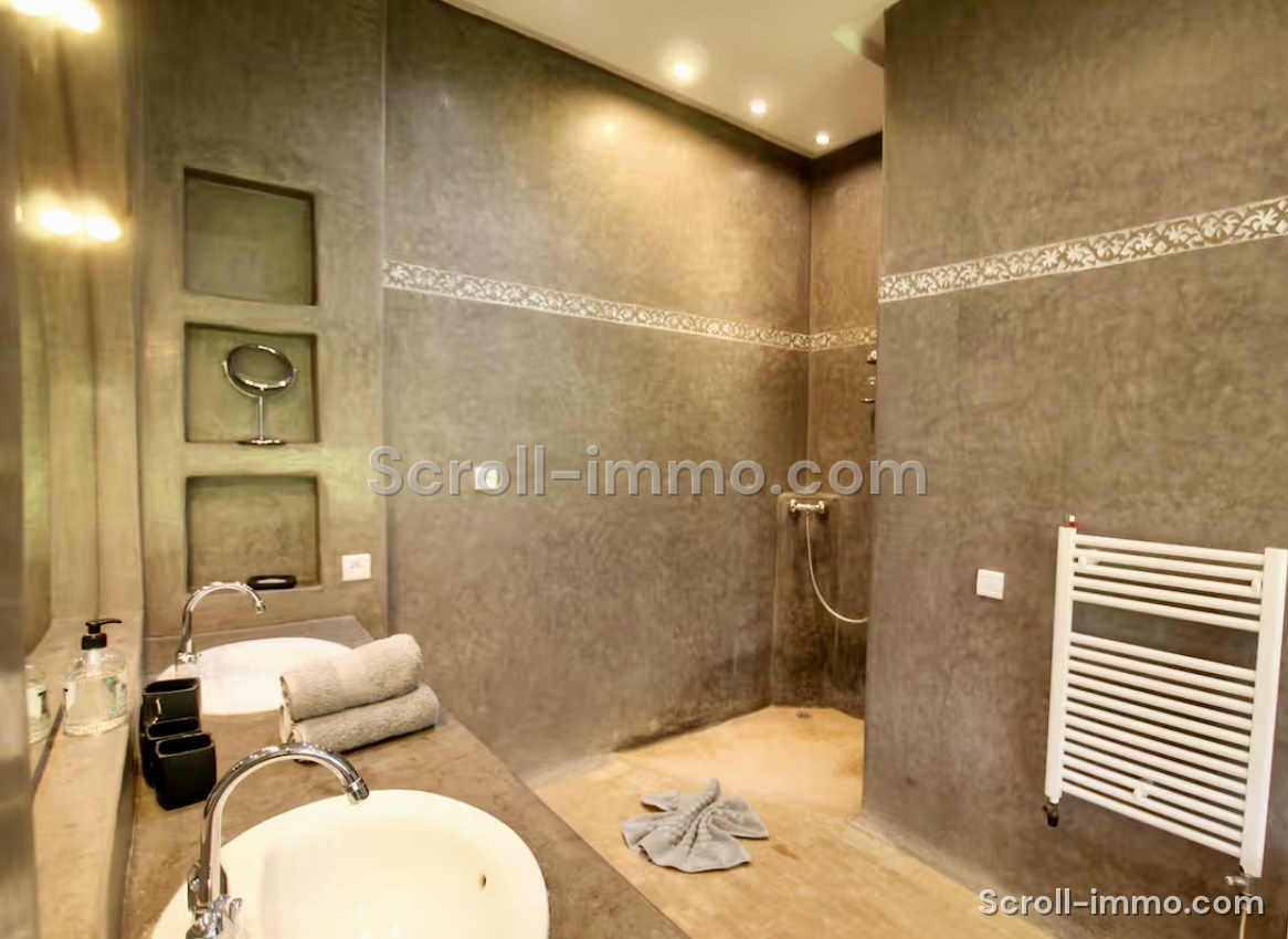 Très beau domaine de 12000 m2, villa 4 suites