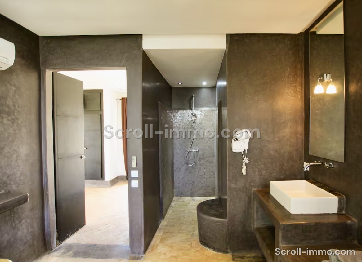 Très beau domaine de 12000 m2, villa 4 suites
