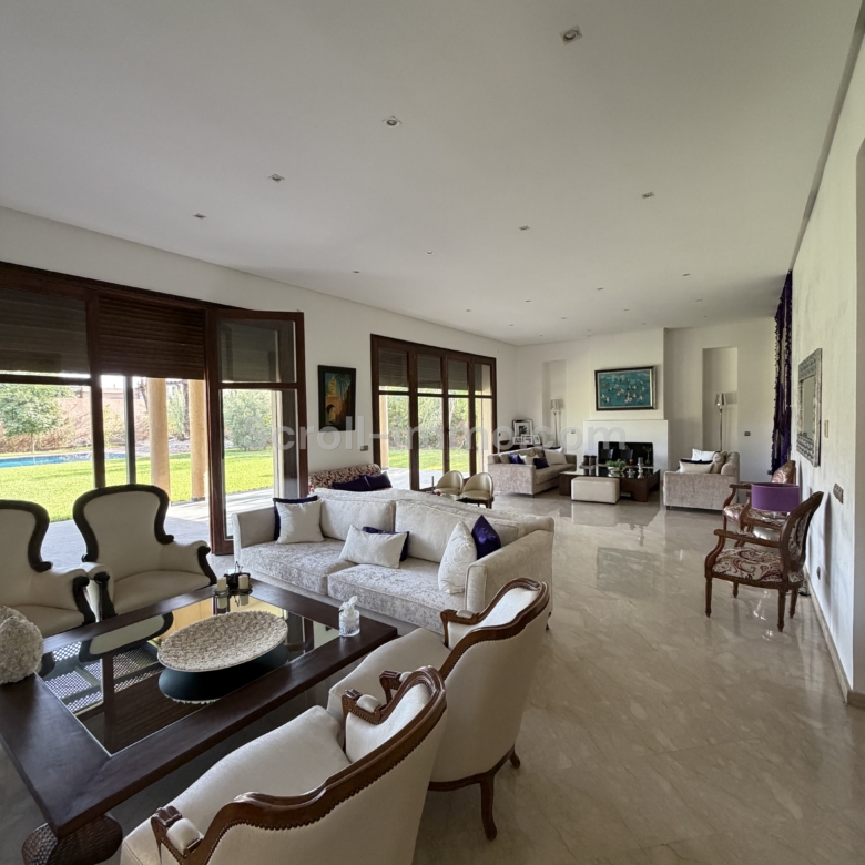 Villa 700m2 sur Parcelle de 2100m2 – Palmeraie