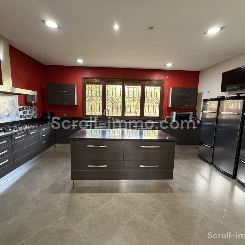 Villa 700m2 sur Parcelle de 2100m2 – Palmeraie