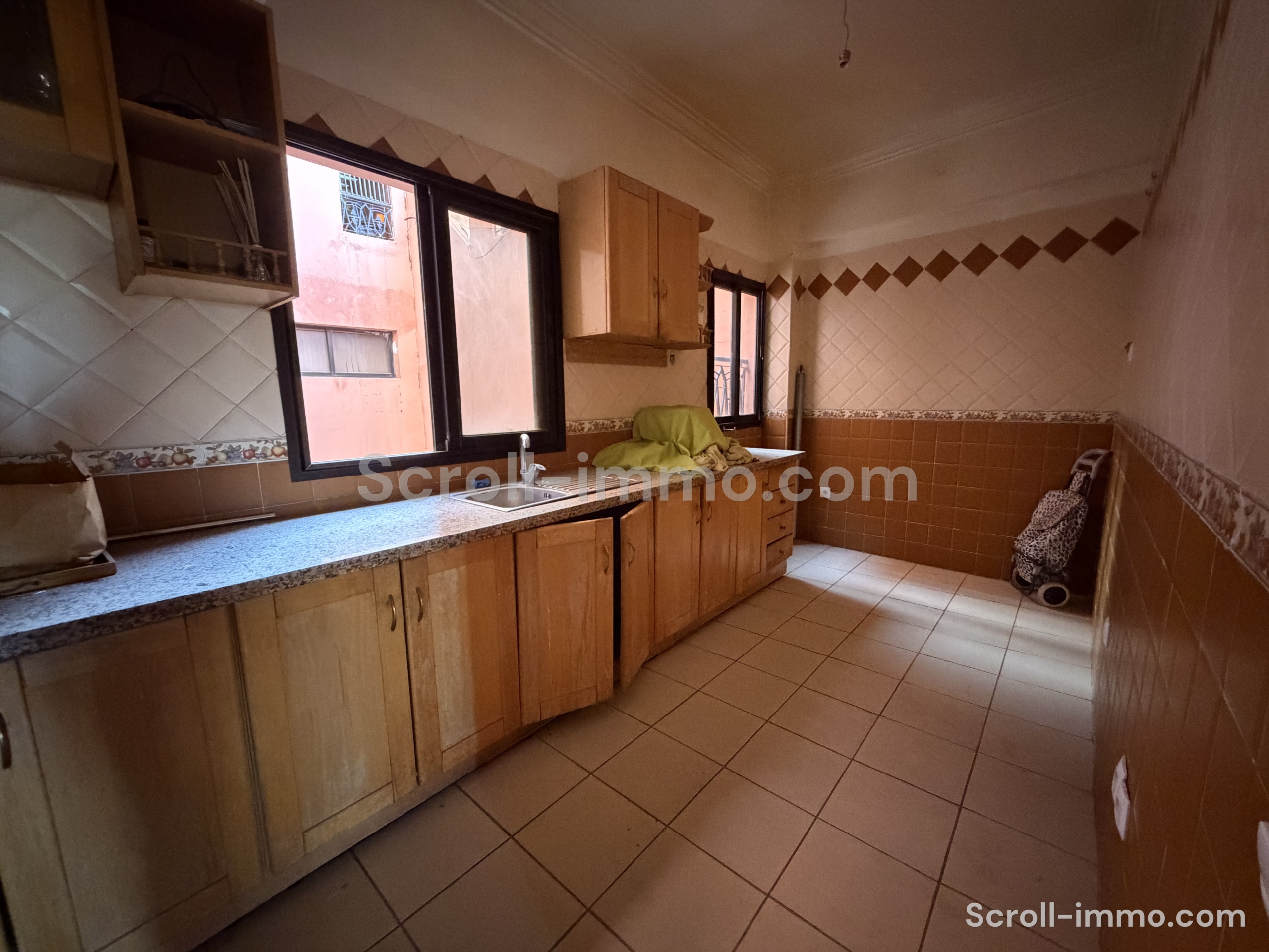 Exclusivité ! Appartement à rafraichir de 82 m² – Marrakech / Allal Fassi)