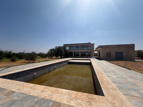 Villa en phase finale d’achèvement – 700m² à Route de Fès