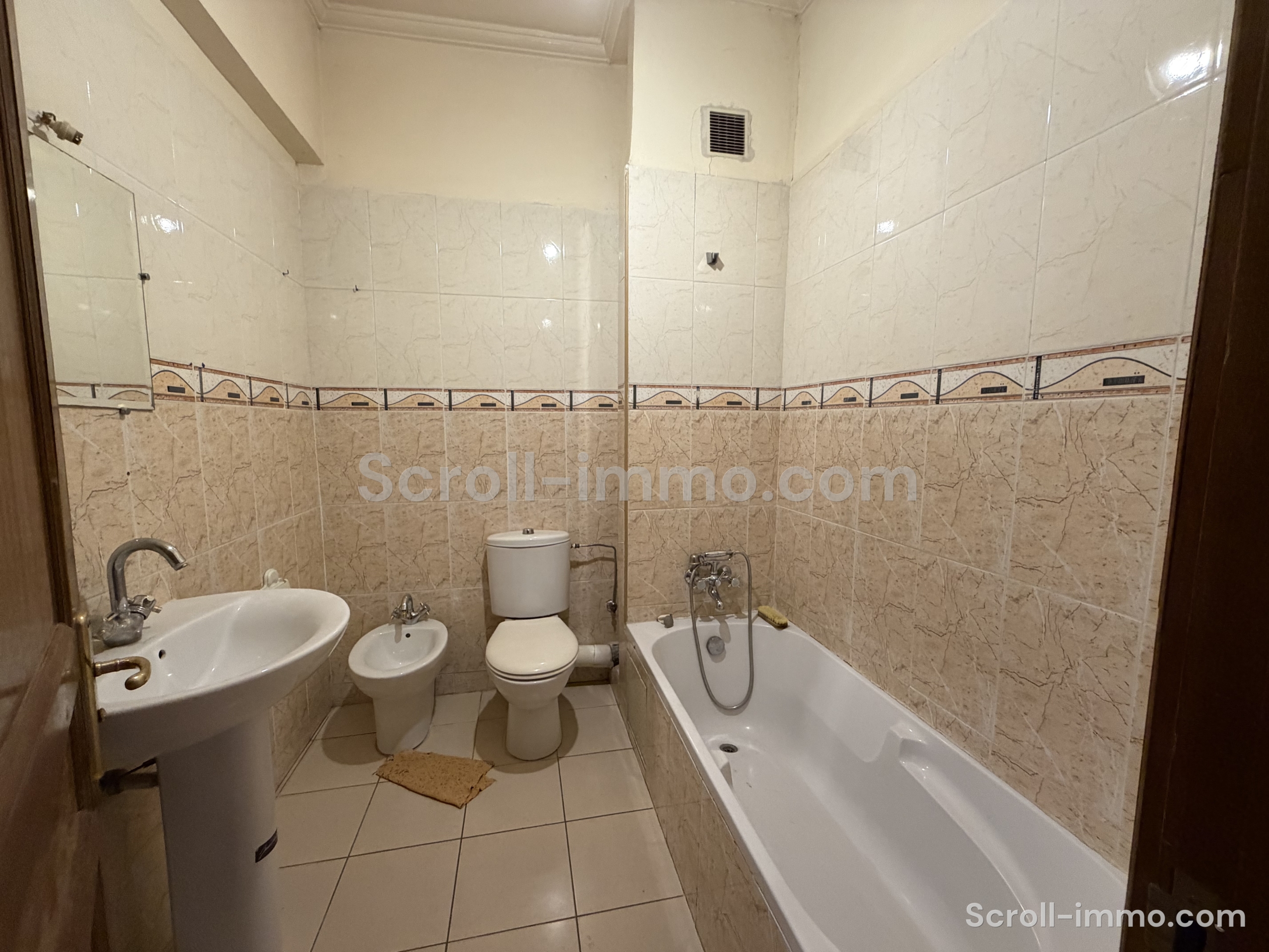 Exclusivité ! Appartement à rafraichir de 82 m² – Marrakech / Allal Fassi)